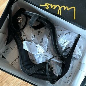 Lulus black pumps